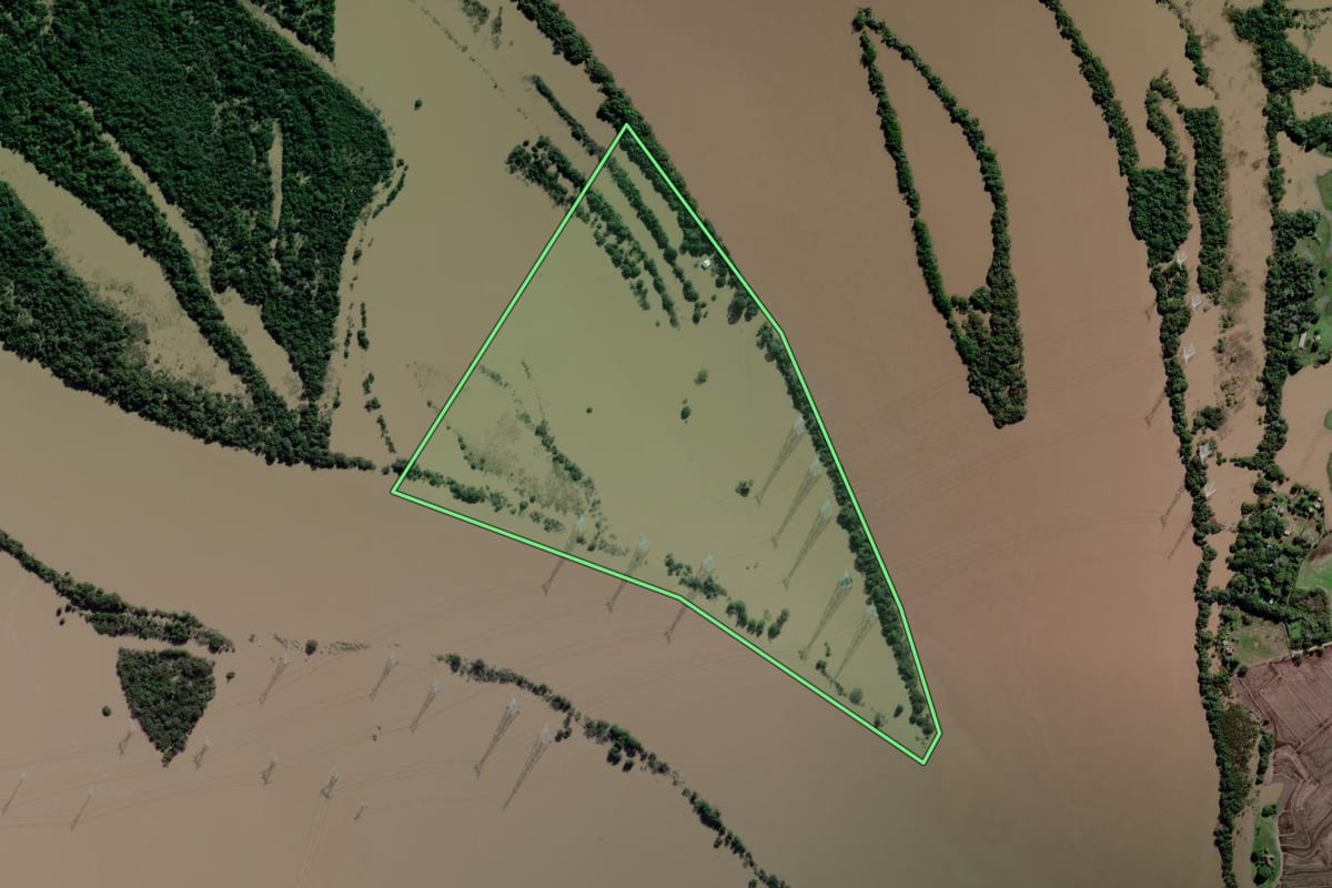 Imagem de satélite do imóvel rural em Triunfo (RS), com o contorno declarado no CAR desenhado por cima.