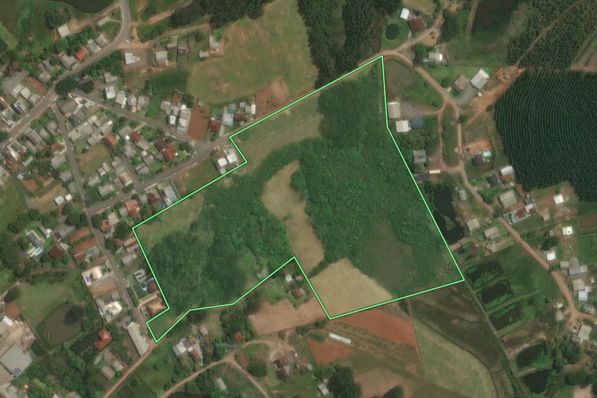 Imagem de satélite do imóvel rural em Triunfo (RS), com o contorno declarado no CAR desenhado por cima.