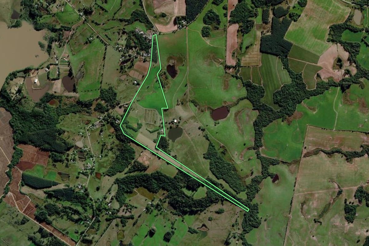 Imagem de satélite do imóvel rural em Triunfo (RS), com o contorno declarado no CAR desenhado por cima.