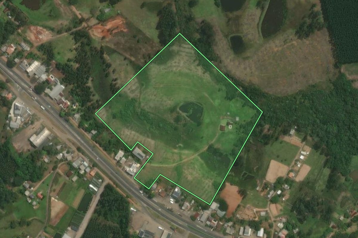 Imagem de satélite do imóvel rural em Triunfo (RS), com o contorno declarado no CAR desenhado por cima.