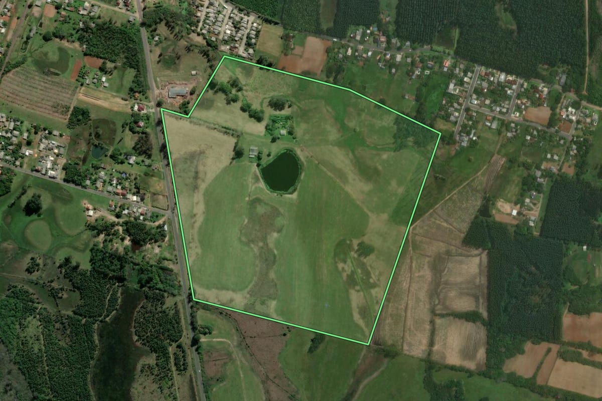 Imagem de satélite do imóvel rural em Triunfo (RS), com o contorno declarado no CAR desenhado por cima.