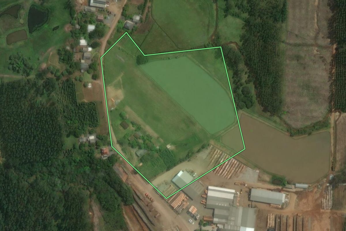 Imagem de satélite do imóvel rural em Triunfo (RS), com o contorno declarado no CAR desenhado por cima.