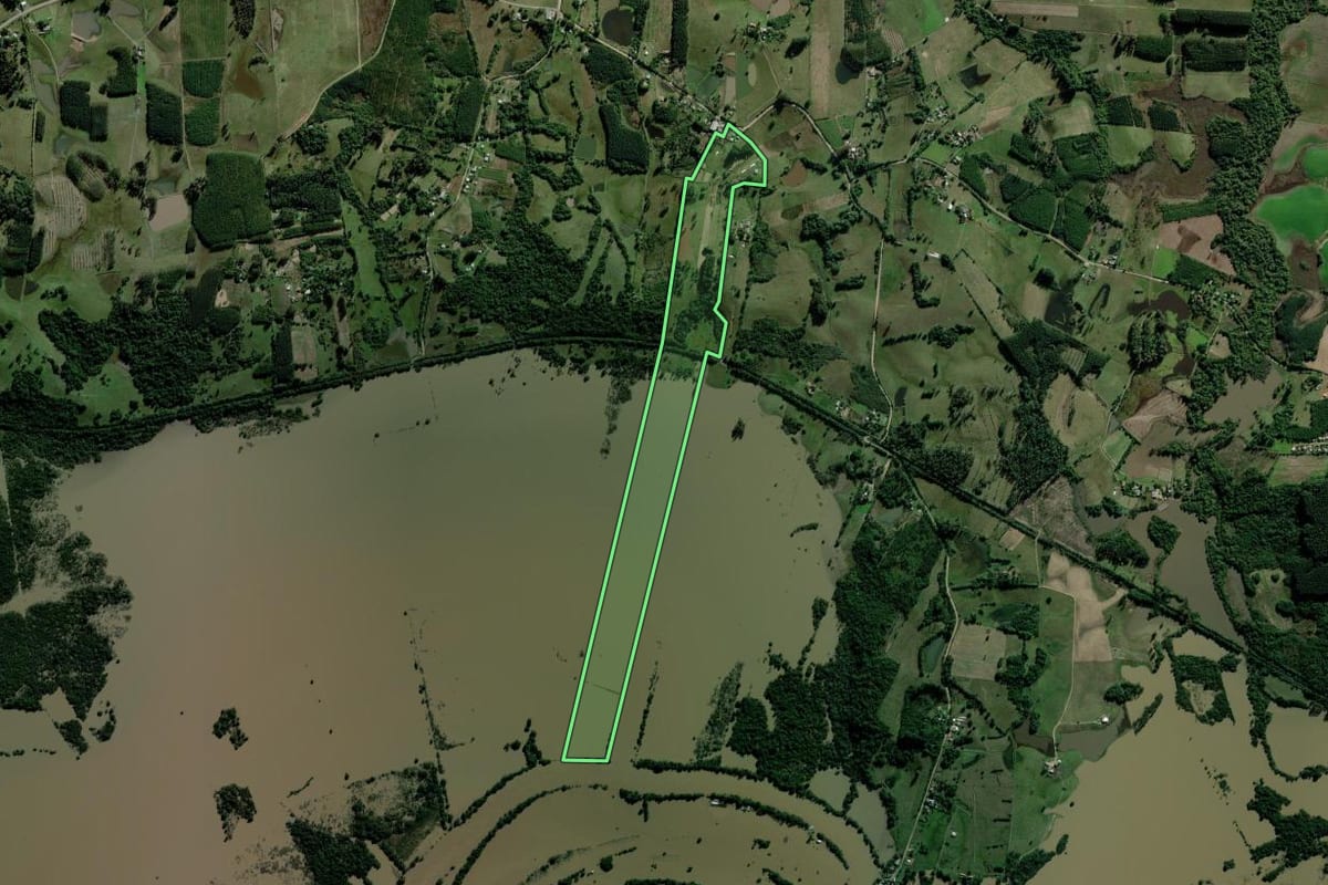 Imagem de satélite do imóvel rural em Triunfo (RS), com o contorno declarado no CAR desenhado por cima.