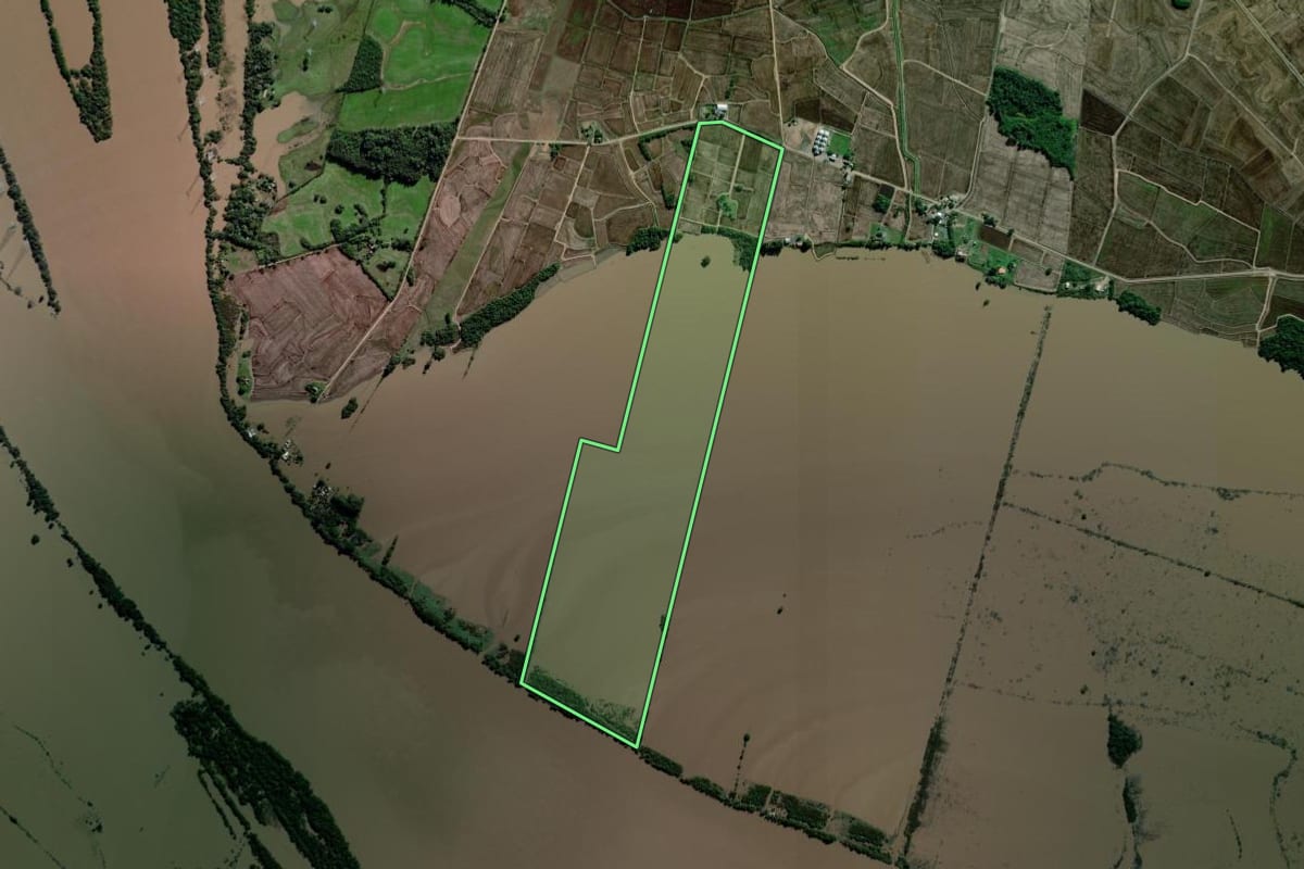 Imagem de satélite do imóvel rural em Triunfo (RS), com o contorno declarado no CAR desenhado por cima.