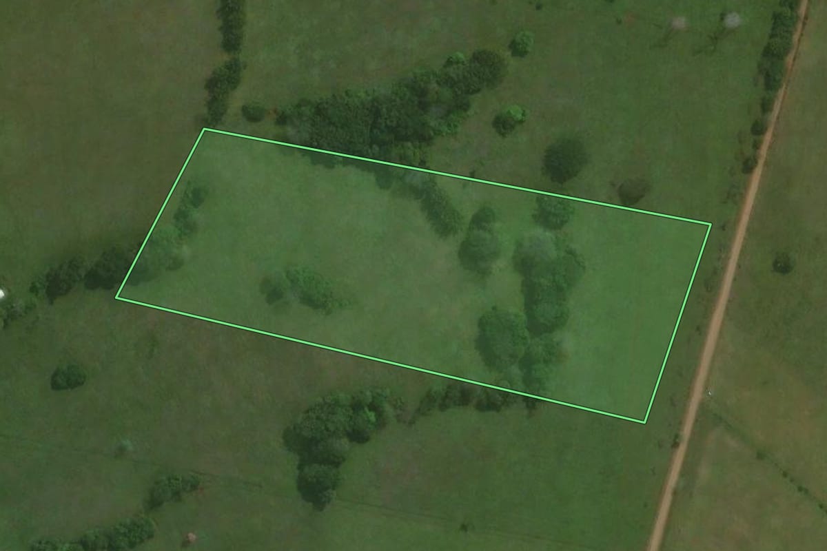 Imagem de satélite do imóvel rural em Triunfo (RS), com o contorno declarado no CAR desenhado por cima.
