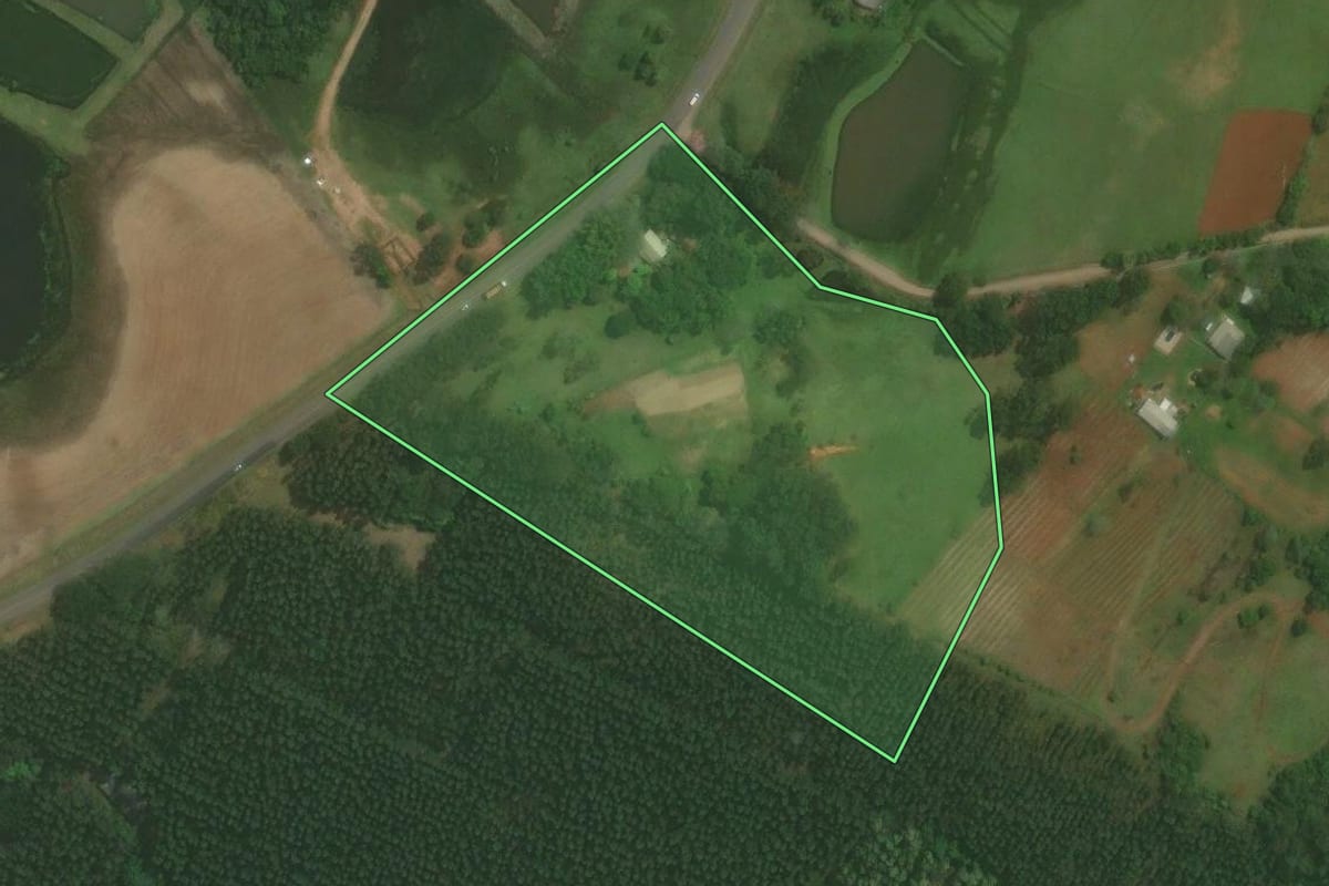 Imagem de satélite do imóvel rural em Triunfo (RS), com o contorno declarado no CAR desenhado por cima.