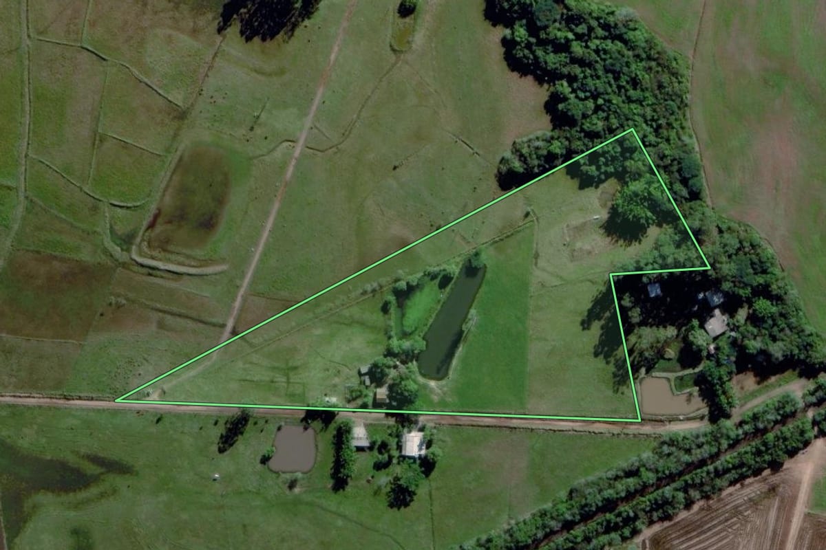 Imagem de satélite do imóvel rural em Triunfo (RS), com o contorno declarado no CAR desenhado por cima.