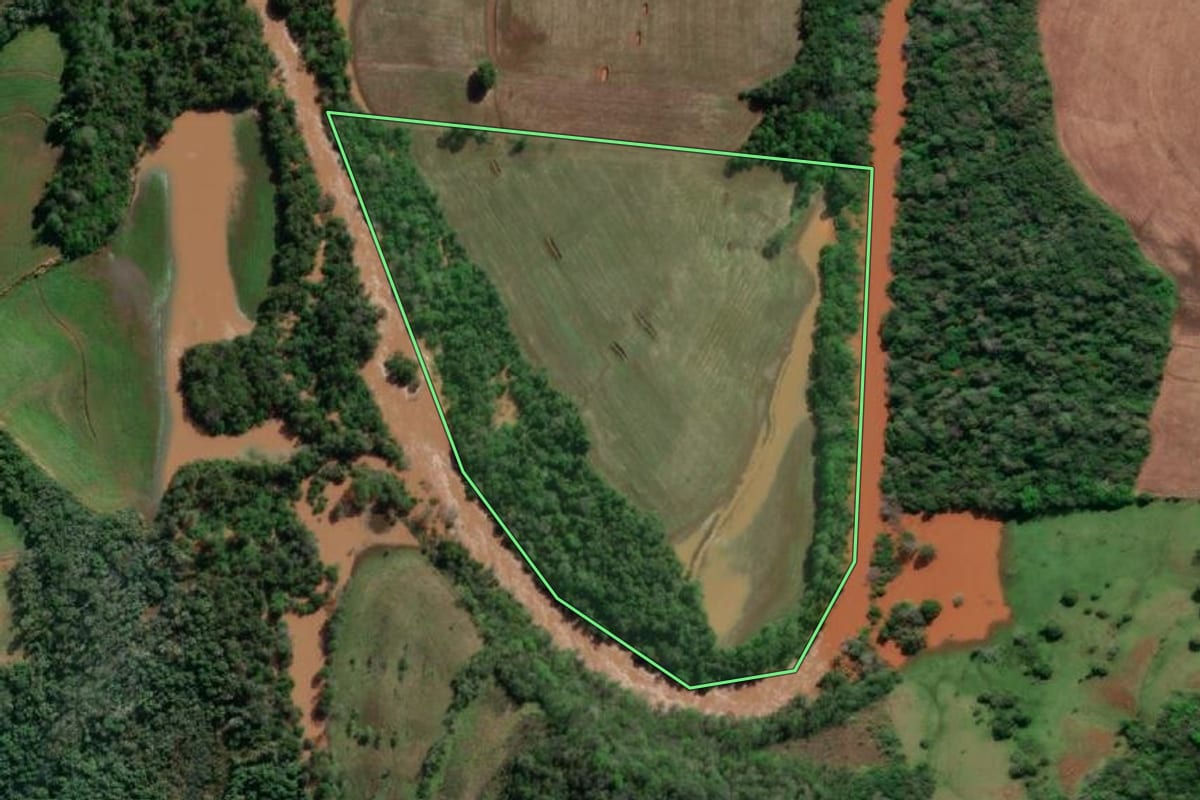 Imagem de satélite do imóvel rural em Tucunduva (RS), com o contorno declarado no CAR desenhado por cima.