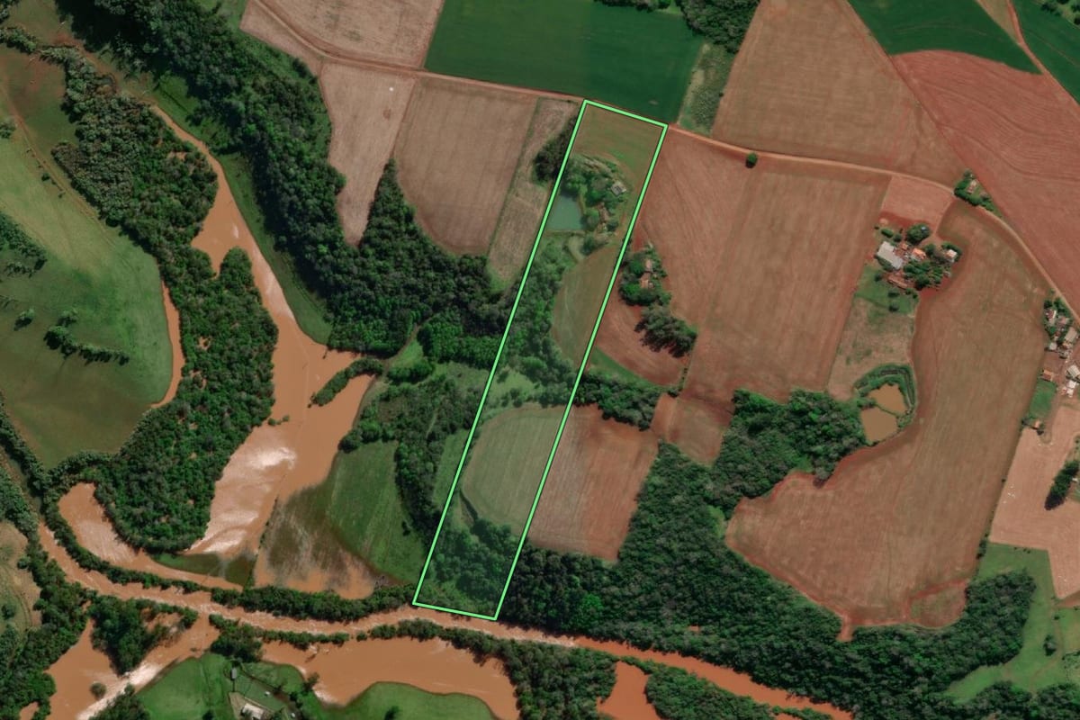 Imagem de satélite do imóvel rural em Tucunduva (RS), com o contorno declarado no CAR desenhado por cima.