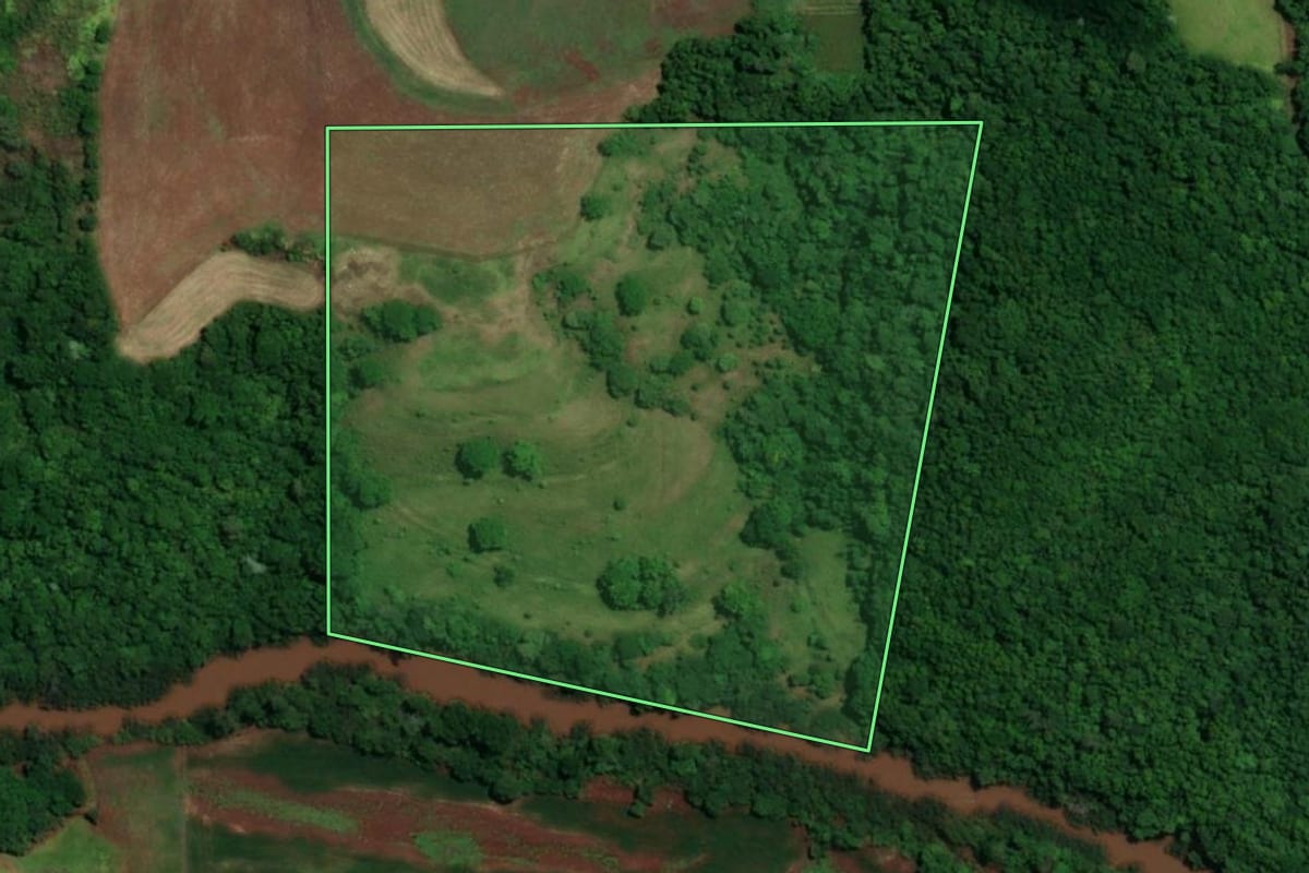 Imagem de satélite do imóvel rural em Tucunduva (RS), com o contorno declarado no CAR desenhado por cima.