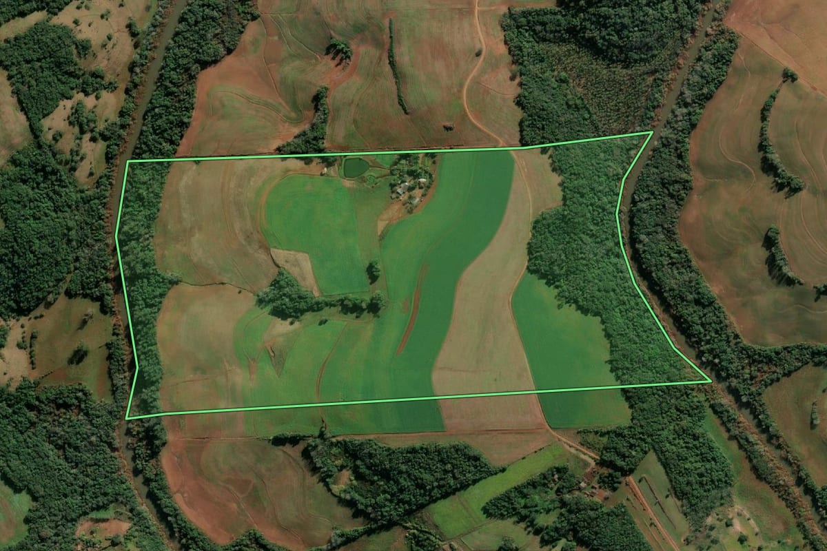 Imagem de satélite do imóvel rural em Tucunduva (RS), com o contorno declarado no CAR desenhado por cima.