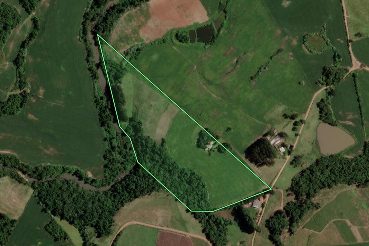 Imagem de satélite do imóvel rural em Tunas (RS), com o contorno declarado no CAR desenhado por cima.