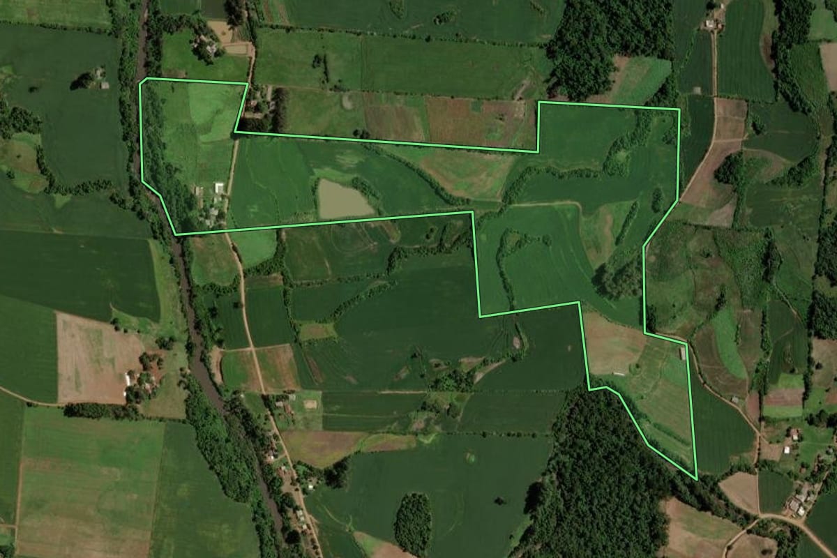 Imagem de satélite do imóvel rural em Tunas (RS), com o contorno declarado no CAR desenhado por cima.
