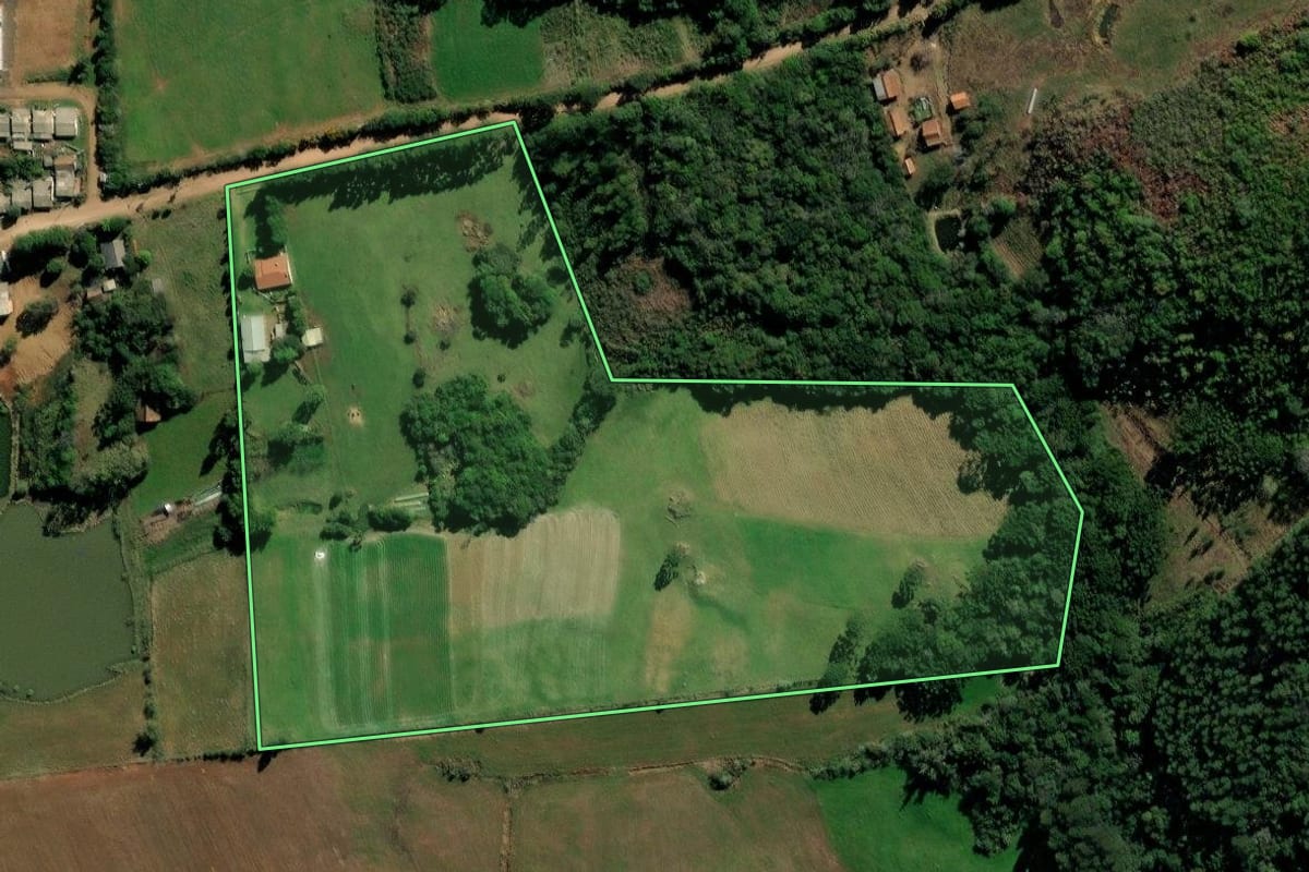 Imagem de satélite do imóvel rural em Tunas (RS), com o contorno declarado no CAR desenhado por cima.