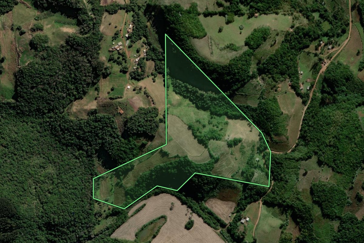 Imagem de satélite do imóvel rural em Tunas (RS), com o contorno declarado no CAR desenhado por cima.