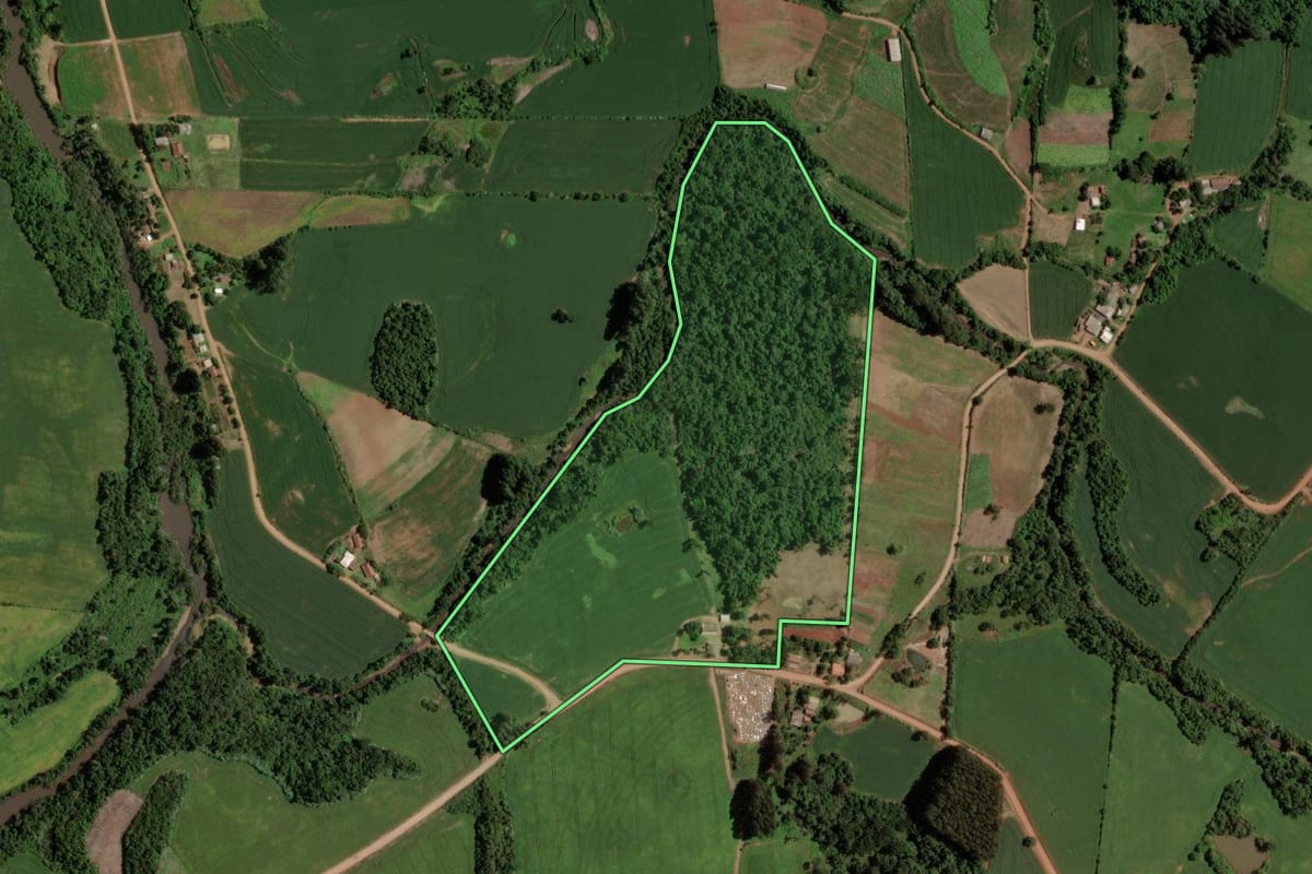 Imagem de satélite do imóvel rural em Tunas (RS), com o contorno declarado no CAR desenhado por cima.