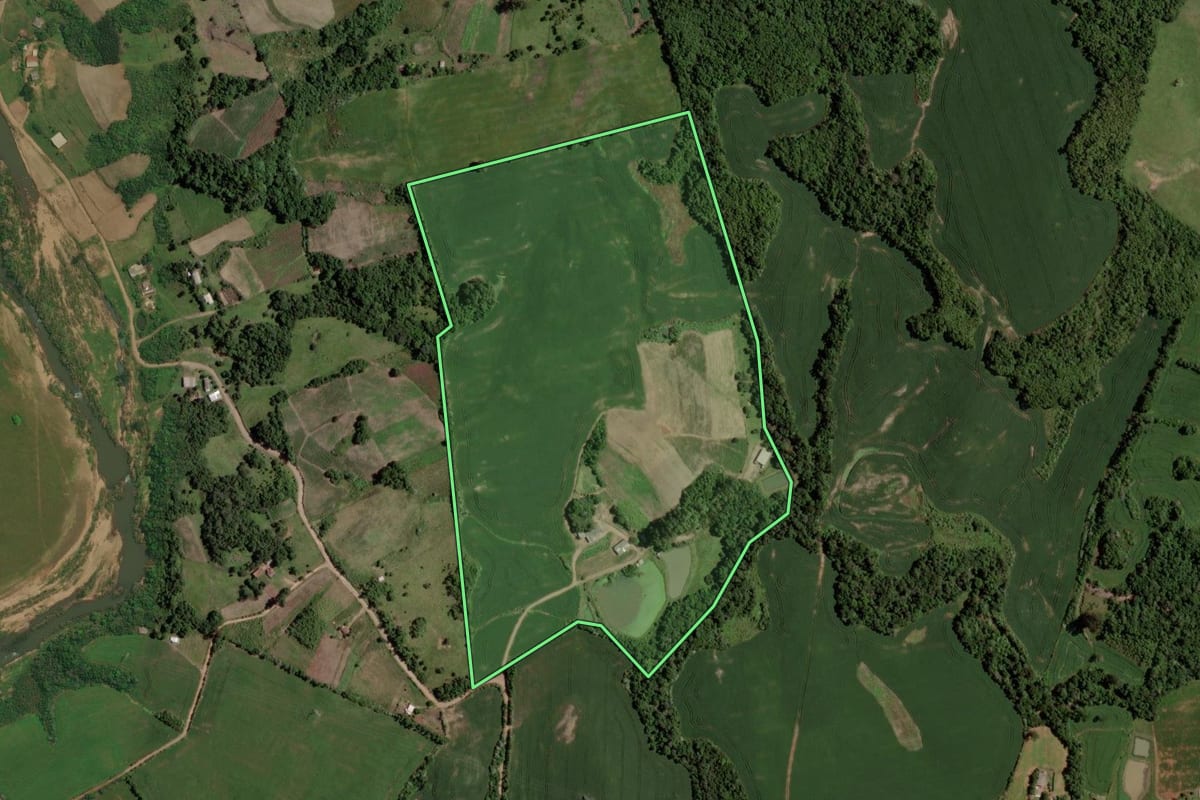 Imagem de satélite do imóvel rural em Tunas (RS), com o contorno declarado no CAR desenhado por cima.