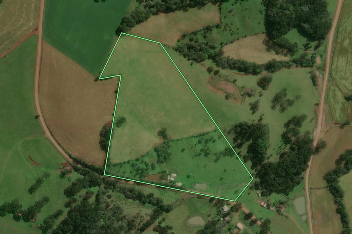 Imagem de satélite do imóvel rural em Tupanci do Sul (RS), com o contorno declarado no CAR desenhado por cima.