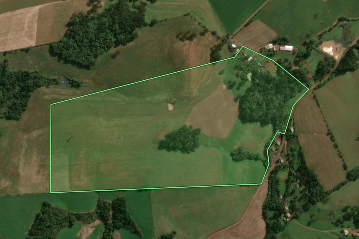 Imagem de satélite do imóvel rural em Tupanci do Sul (RS), com o contorno declarado no CAR desenhado por cima.