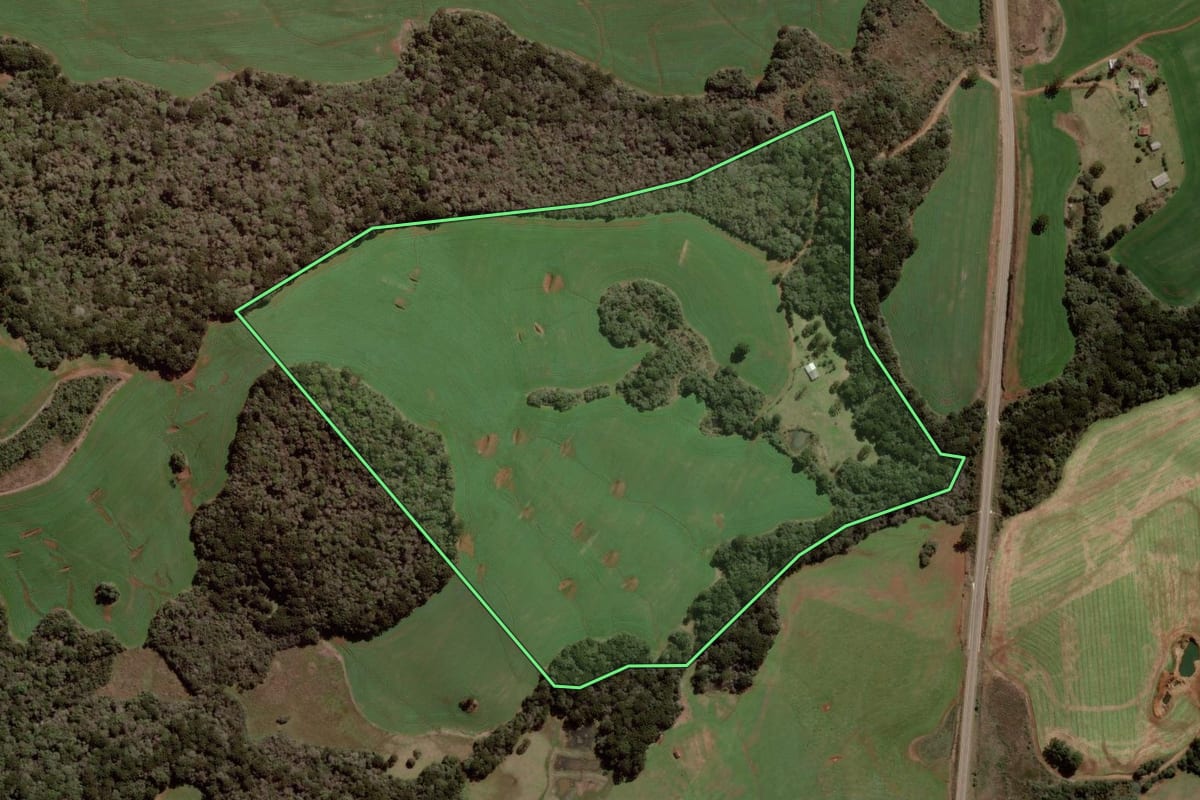 Imagem de satélite do imóvel rural em Tupanci do Sul (RS), com o contorno declarado no CAR desenhado por cima.