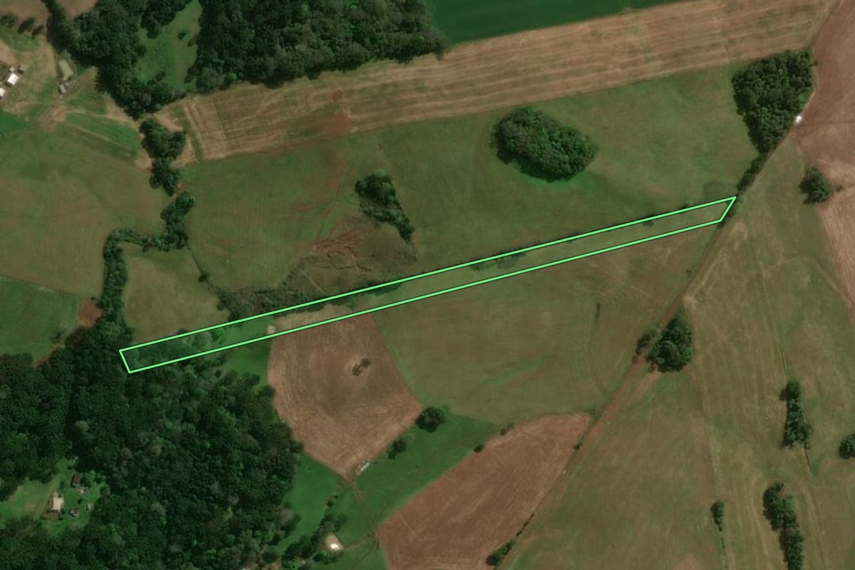 Imagem de satélite do imóvel rural em Tupanci do Sul (RS), com o contorno declarado no CAR desenhado por cima.