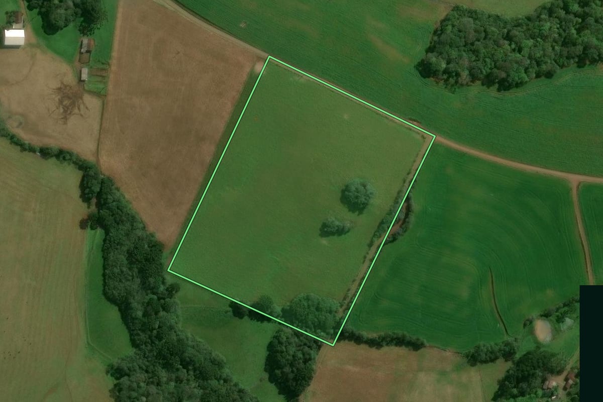 Imagem de satélite do imóvel rural em Tupanci do Sul (RS), com o contorno declarado no CAR desenhado por cima.
