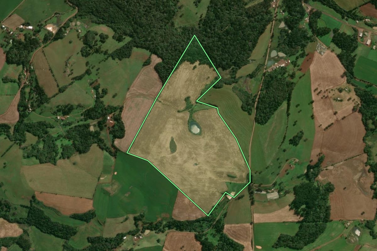 Imagem de satélite do imóvel rural em Tupanci do Sul (RS), com o contorno declarado no CAR desenhado por cima.