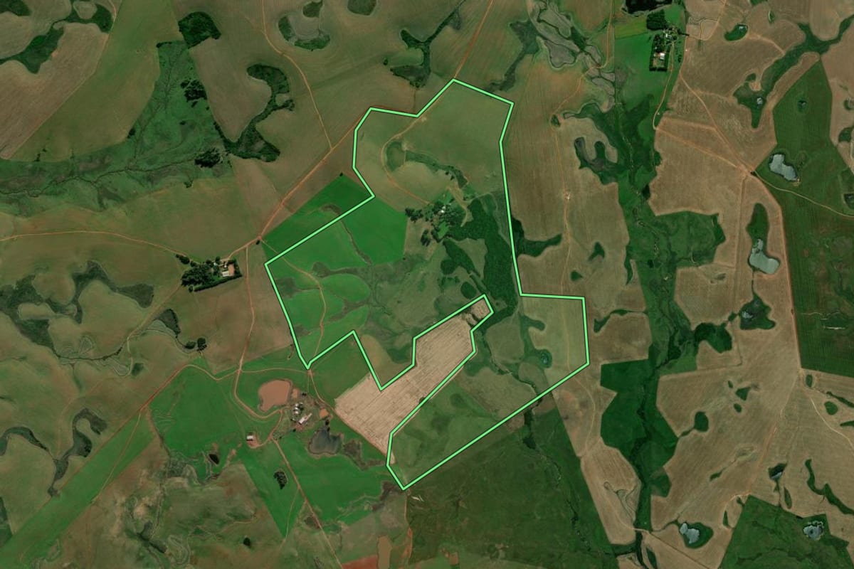 Imagem de satélite do imóvel rural em Tupanciretã (RS), com o contorno declarado no CAR desenhado por cima.