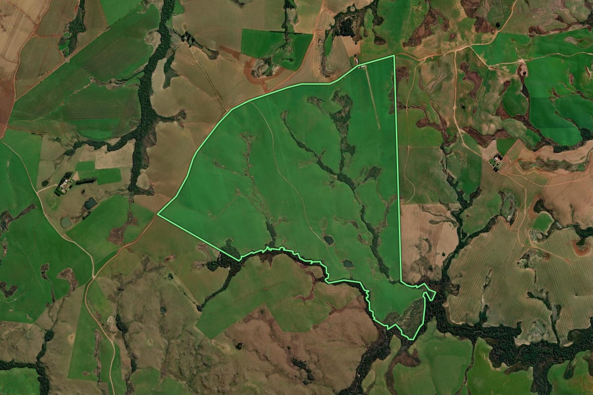 Imagem de satélite do imóvel rural em Tupanciretã (RS), com o contorno declarado no CAR desenhado por cima.