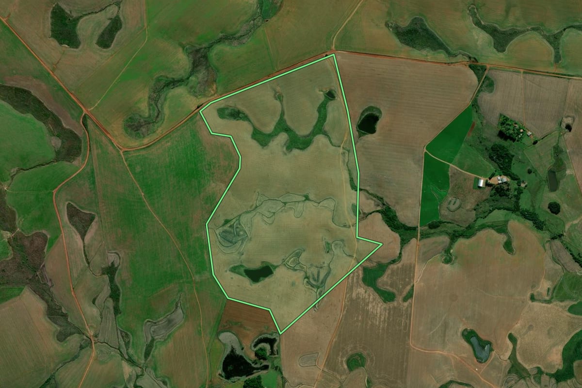 Imagem de satélite do imóvel rural em Tupanciretã (RS), com o contorno declarado no CAR desenhado por cima.