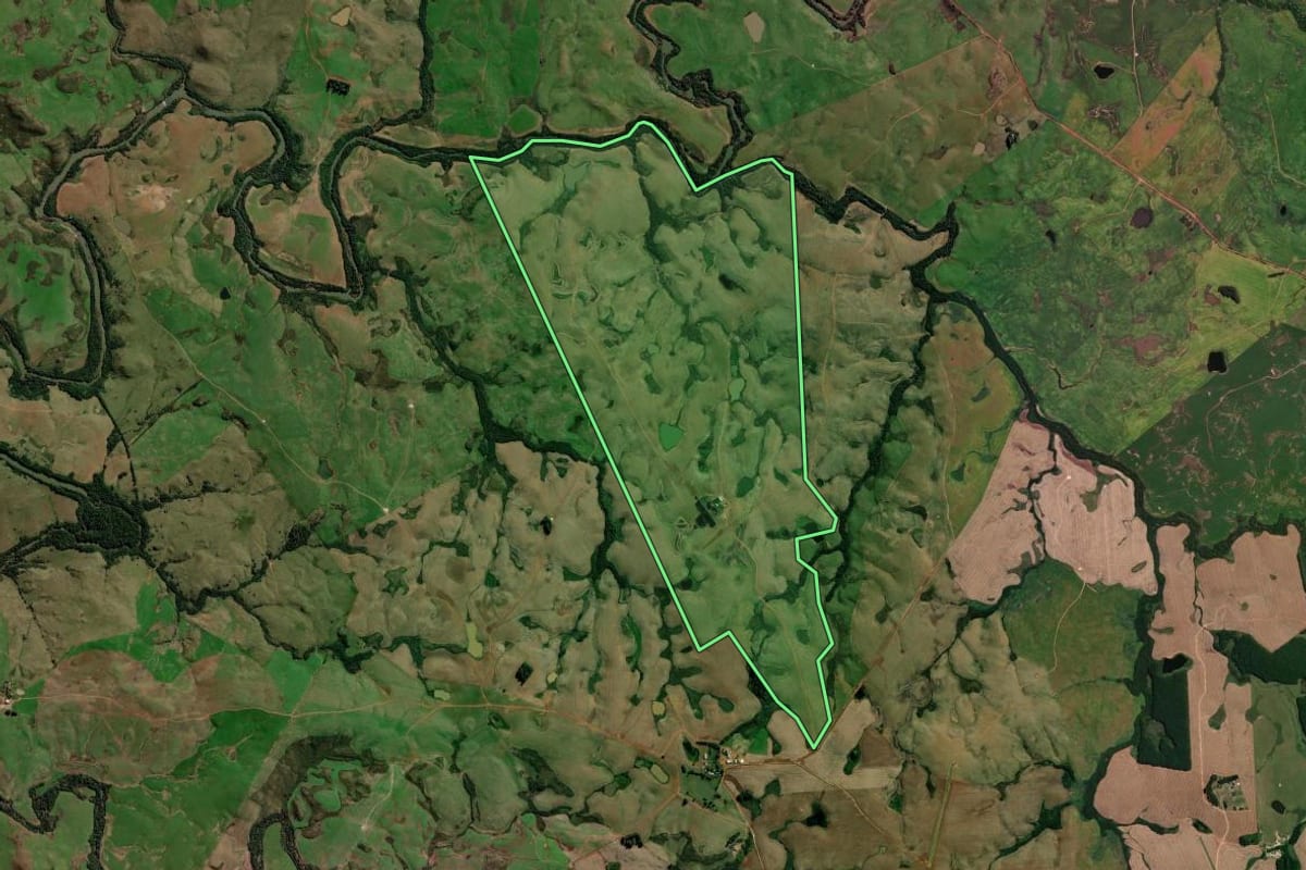Imagem de satélite do imóvel rural em Tupanciretã (RS), com o contorno declarado no CAR desenhado por cima.