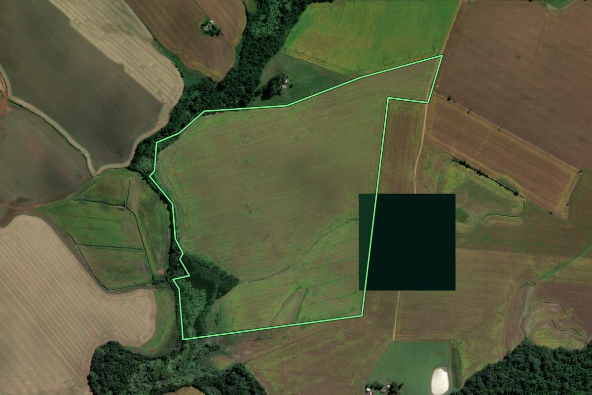 Imagem de satélite do imóvel rural em Tupanciretã (RS), com o contorno declarado no CAR desenhado por cima.