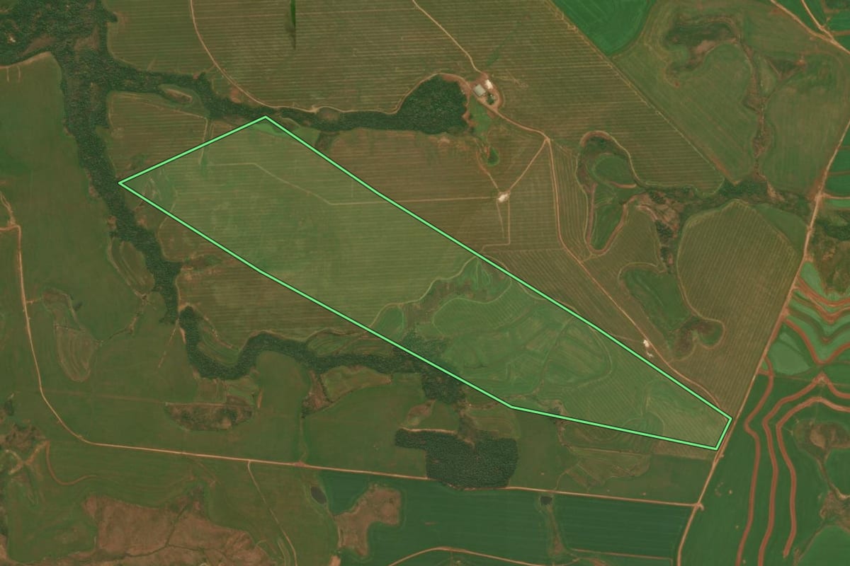 Imagem de satélite do imóvel rural em Tupanciretã (RS), com o contorno declarado no CAR desenhado por cima.
