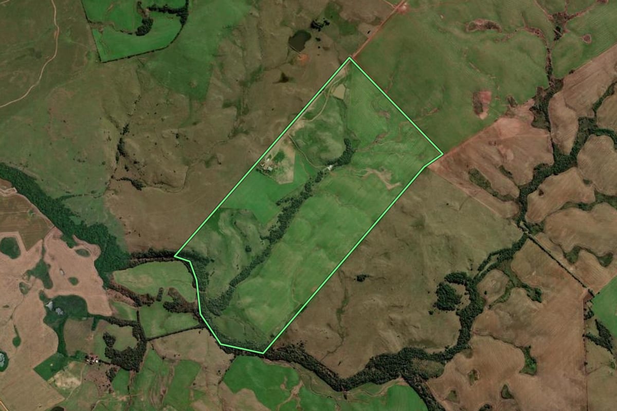 Imagem de satélite do imóvel rural em Tupanciretã (RS), com o contorno declarado no CAR desenhado por cima.
