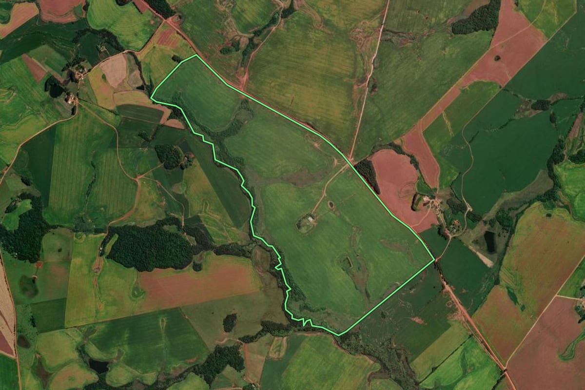 Imagem de satélite do imóvel rural em Tupanciretã (RS), com o contorno declarado no CAR desenhado por cima.