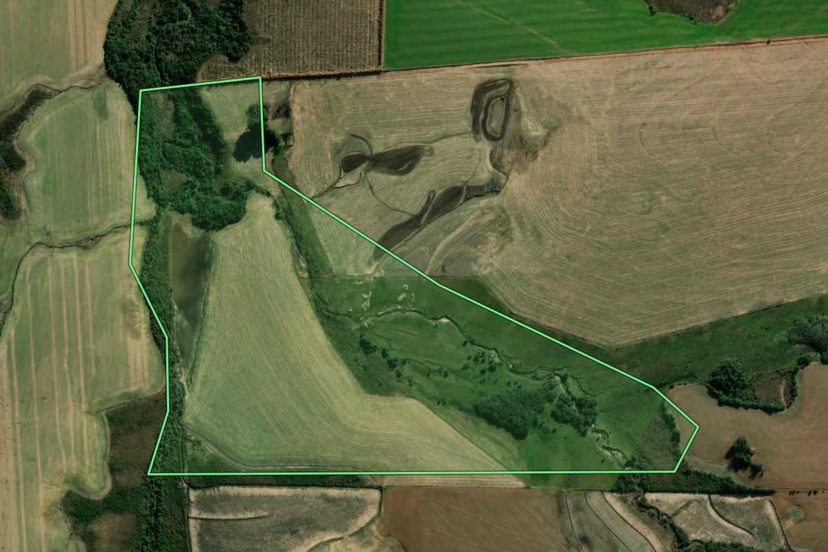 Imagem de satélite do imóvel rural em Tupanciretã (RS), com o contorno declarado no CAR desenhado por cima.