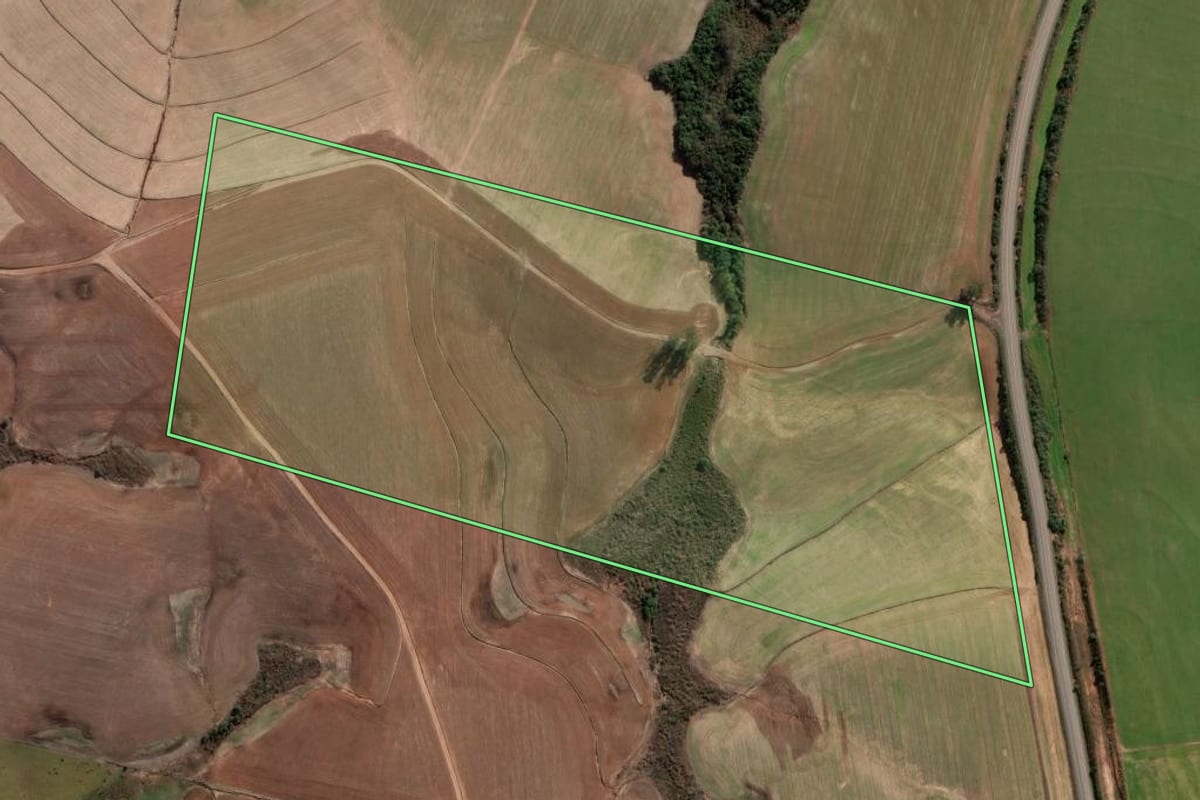 Imagem de satélite do imóvel rural em Tupanciretã (RS), com o contorno declarado no CAR desenhado por cima.