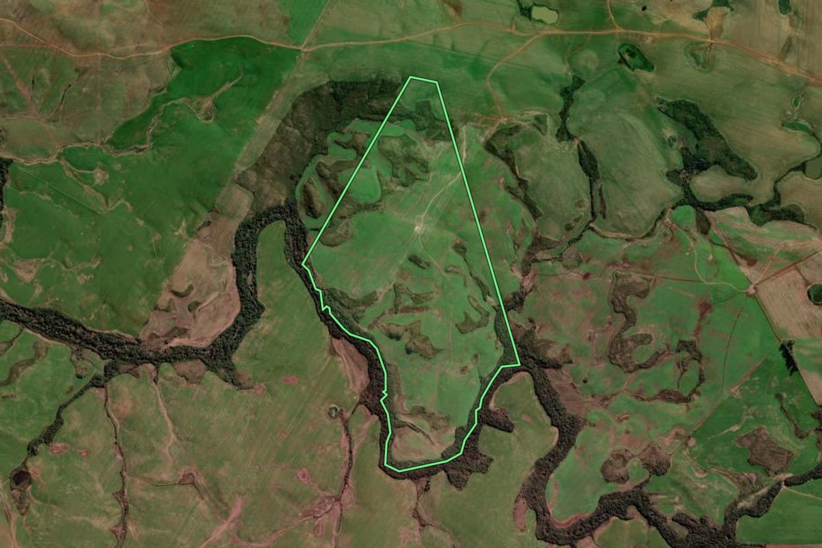 Imagem de satélite do imóvel rural em Tupanciretã (RS), com o contorno declarado no CAR desenhado por cima.