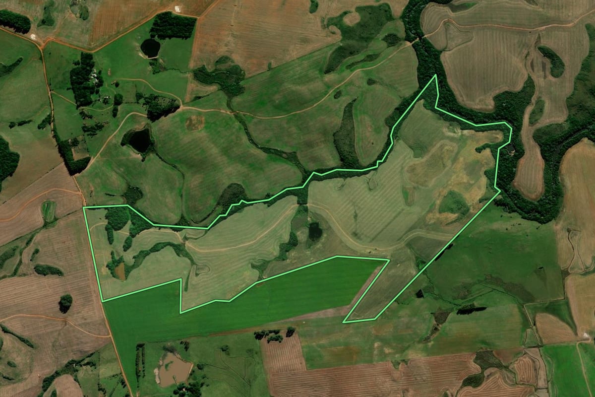 Imagem de satélite do imóvel rural em Tupanciretã (RS), com o contorno declarado no CAR desenhado por cima.