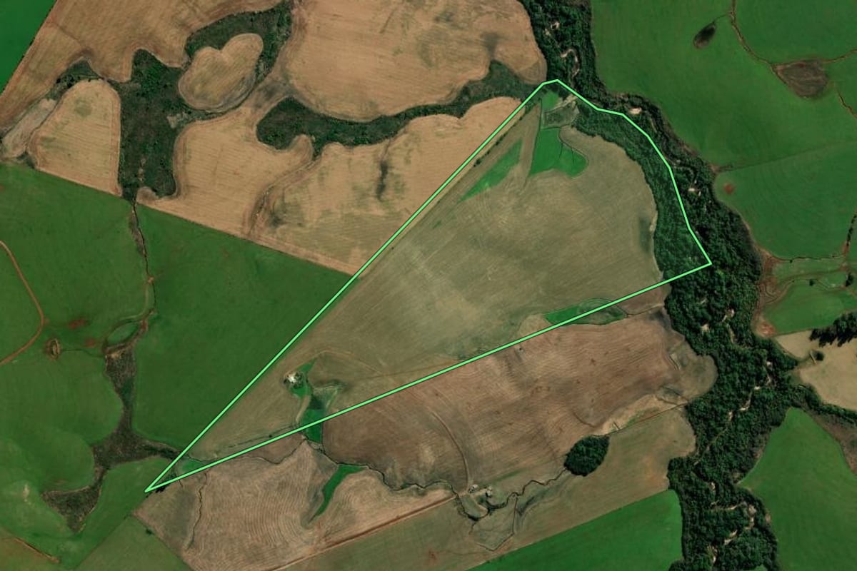 Imagem de satélite do imóvel rural em Tupanciretã (RS), com o contorno declarado no CAR desenhado por cima.