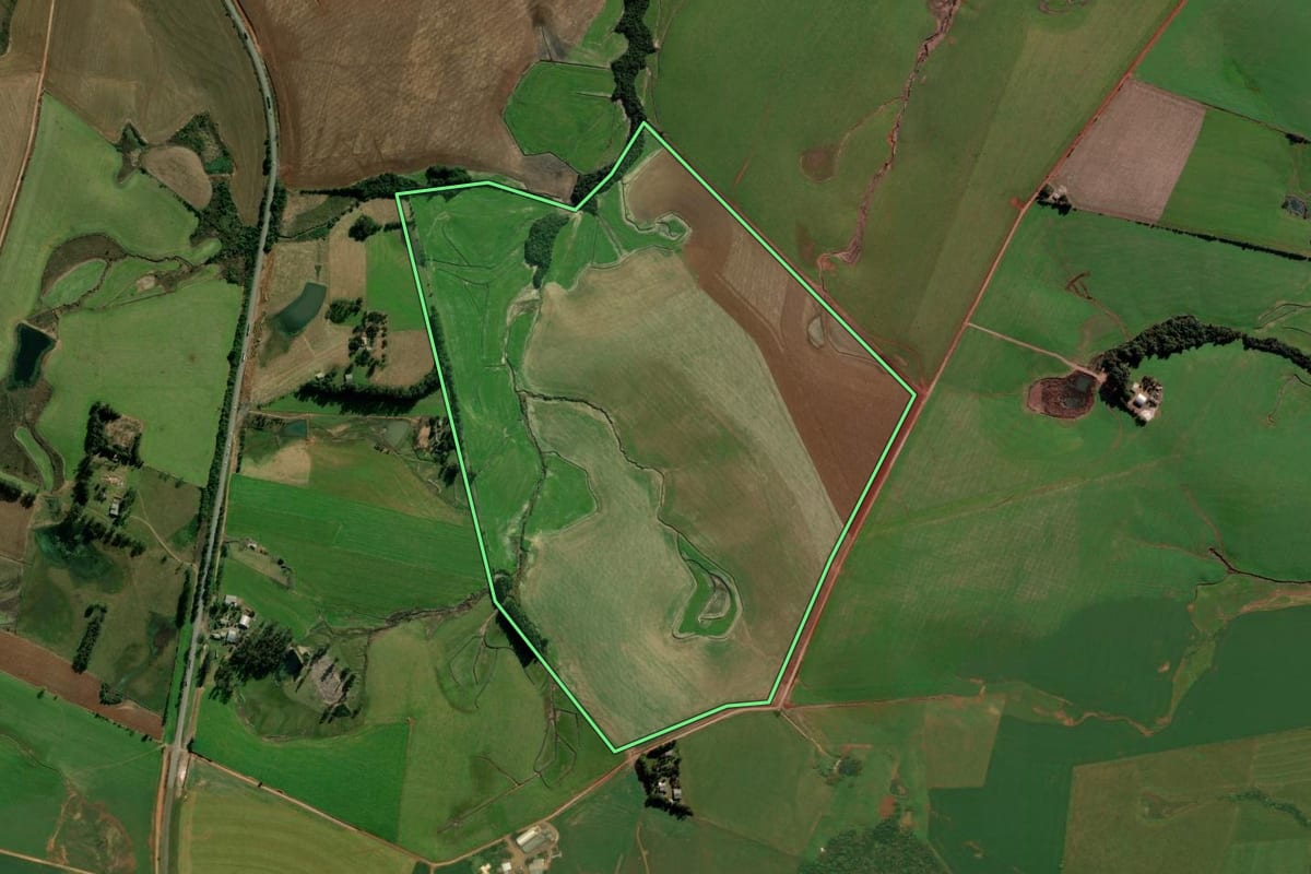 Imagem de satélite do imóvel rural em Tupanciretã (RS), com o contorno declarado no CAR desenhado por cima.