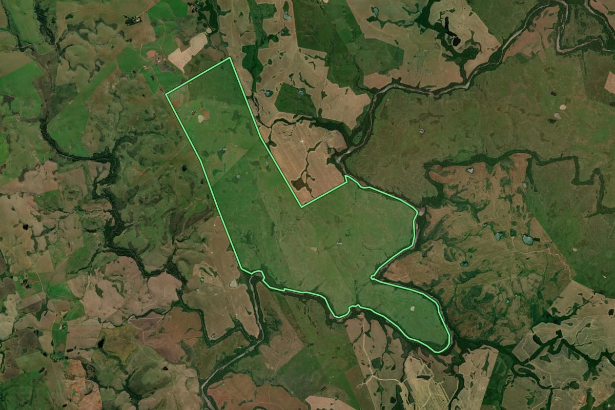 Imagem de satélite do imóvel rural em Tupanciretã (RS), com o contorno declarado no CAR desenhado por cima.