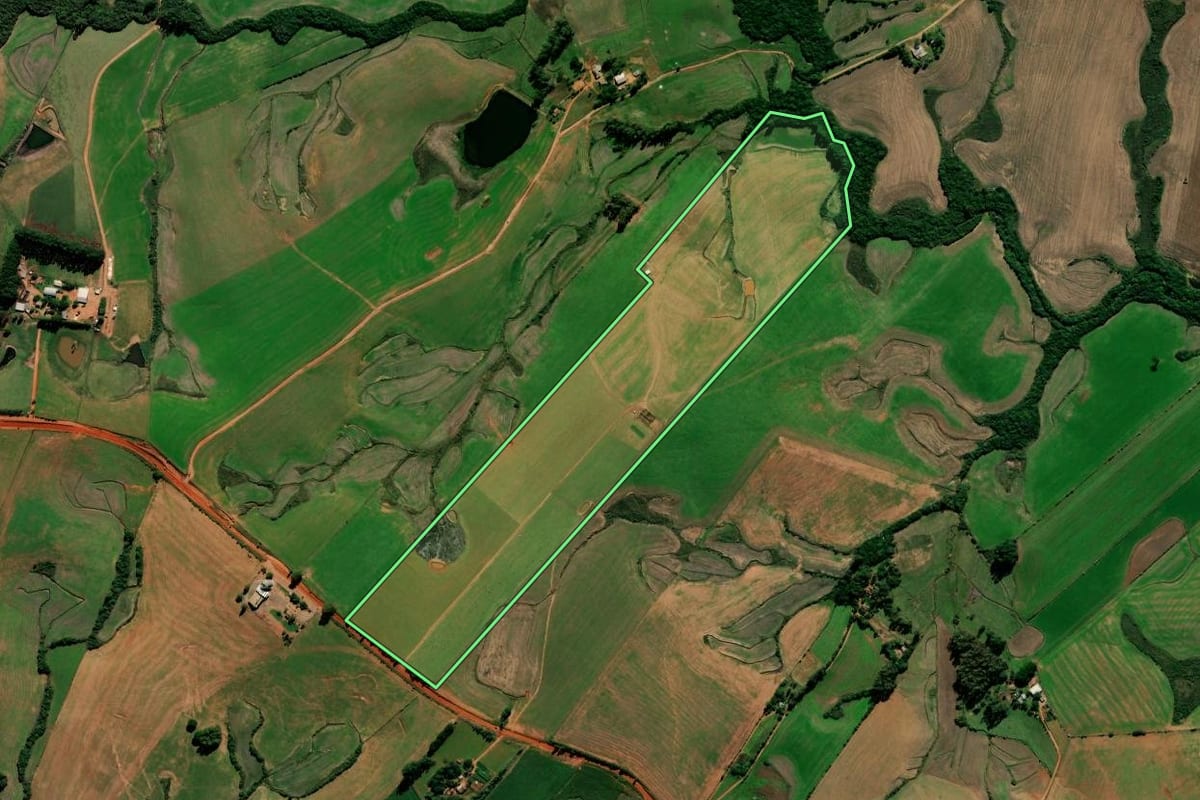 Imagem de satélite do imóvel rural em Tupanciretã (RS), com o contorno declarado no CAR desenhado por cima.