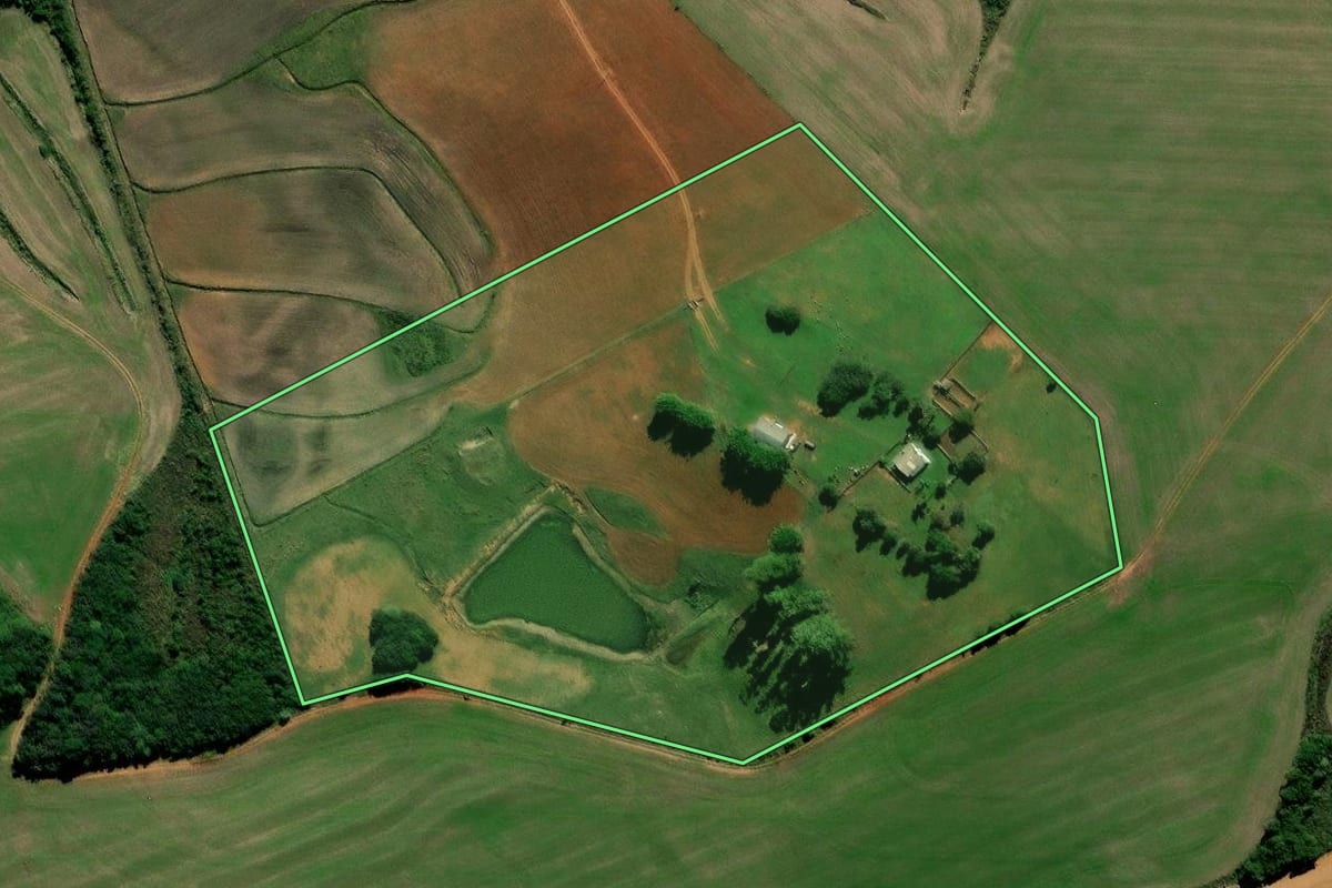 Imagem de satélite do imóvel rural em Tupanciretã (RS), com o contorno declarado no CAR desenhado por cima.