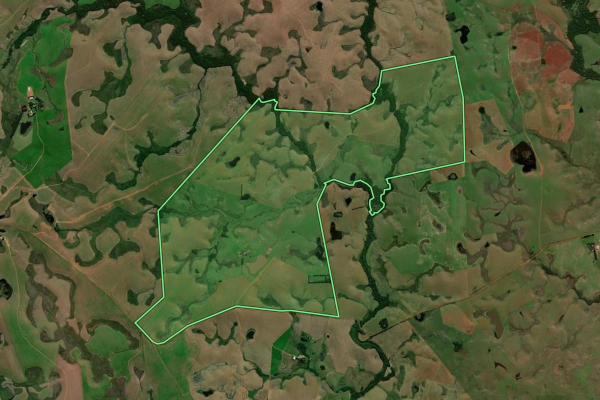 Imagem de satélite do imóvel rural em Tupanciretã (RS), com o contorno declarado no CAR desenhado por cima.