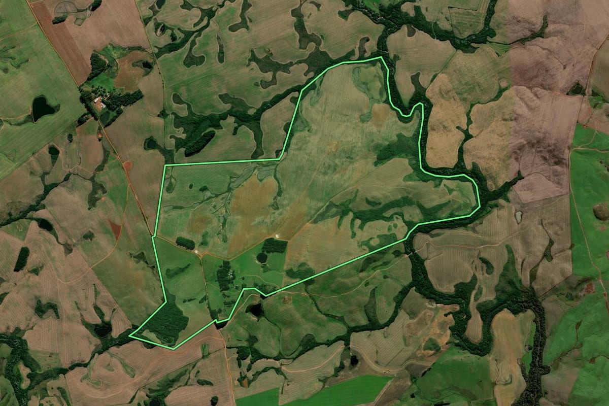Imagem de satélite do imóvel rural em Tupanciretã (RS), com o contorno declarado no CAR desenhado por cima.