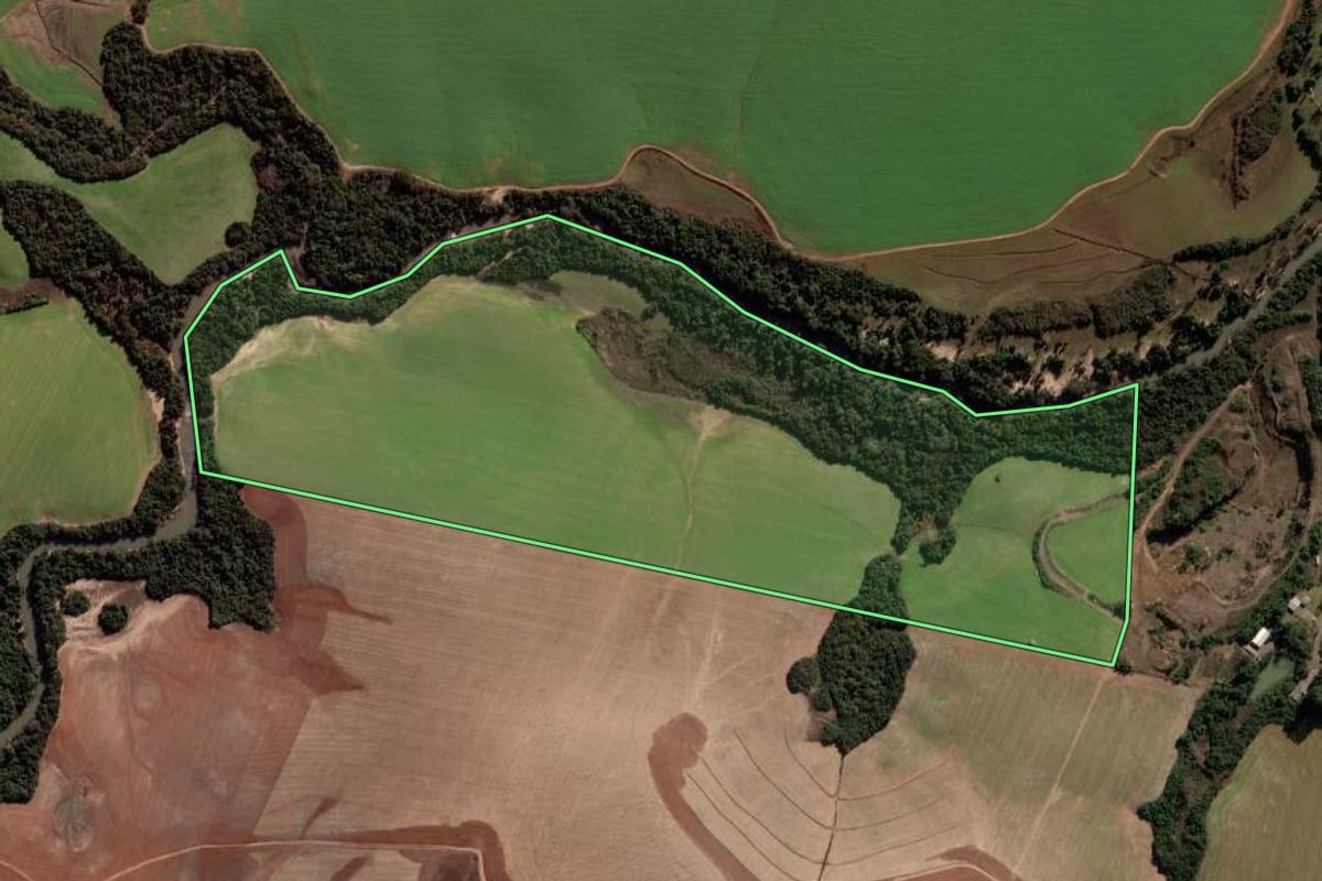 Imagem de satélite do imóvel rural em Tupanciretã (RS), com o contorno declarado no CAR desenhado por cima.
