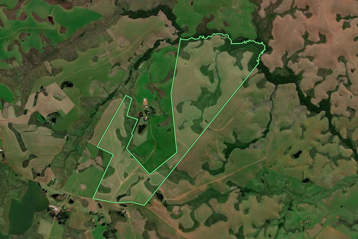 Imagem de satélite do imóvel rural em Tupanciretã (RS), com o contorno declarado no CAR desenhado por cima.