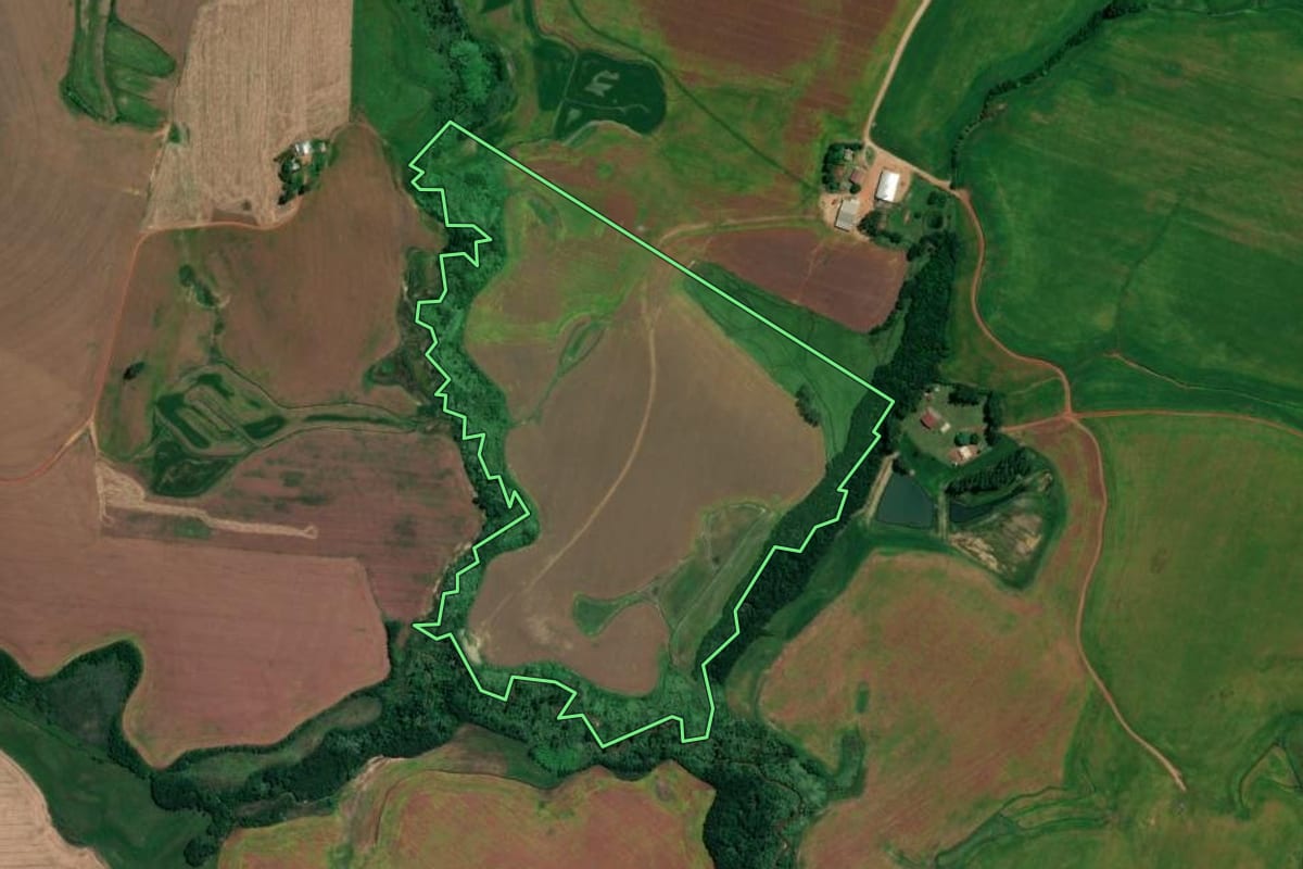 Imagem de satélite do imóvel rural em Tupanciretã (RS), com o contorno declarado no CAR desenhado por cima.