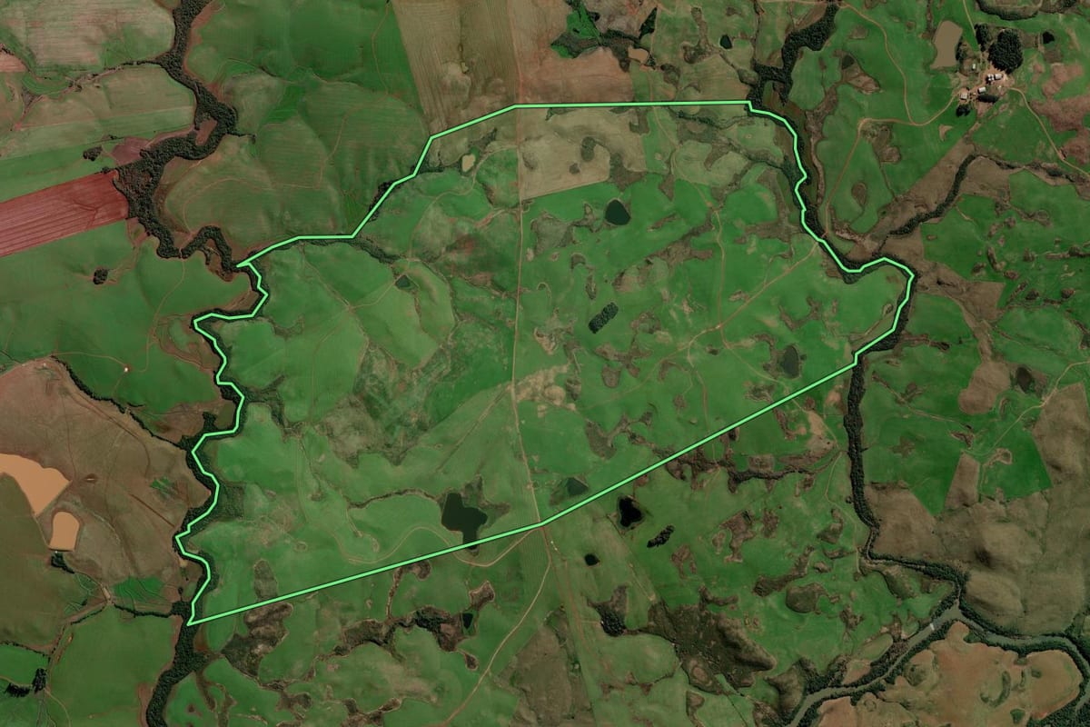 Imagem de satélite do imóvel rural em Tupanciretã (RS), com o contorno declarado no CAR desenhado por cima.